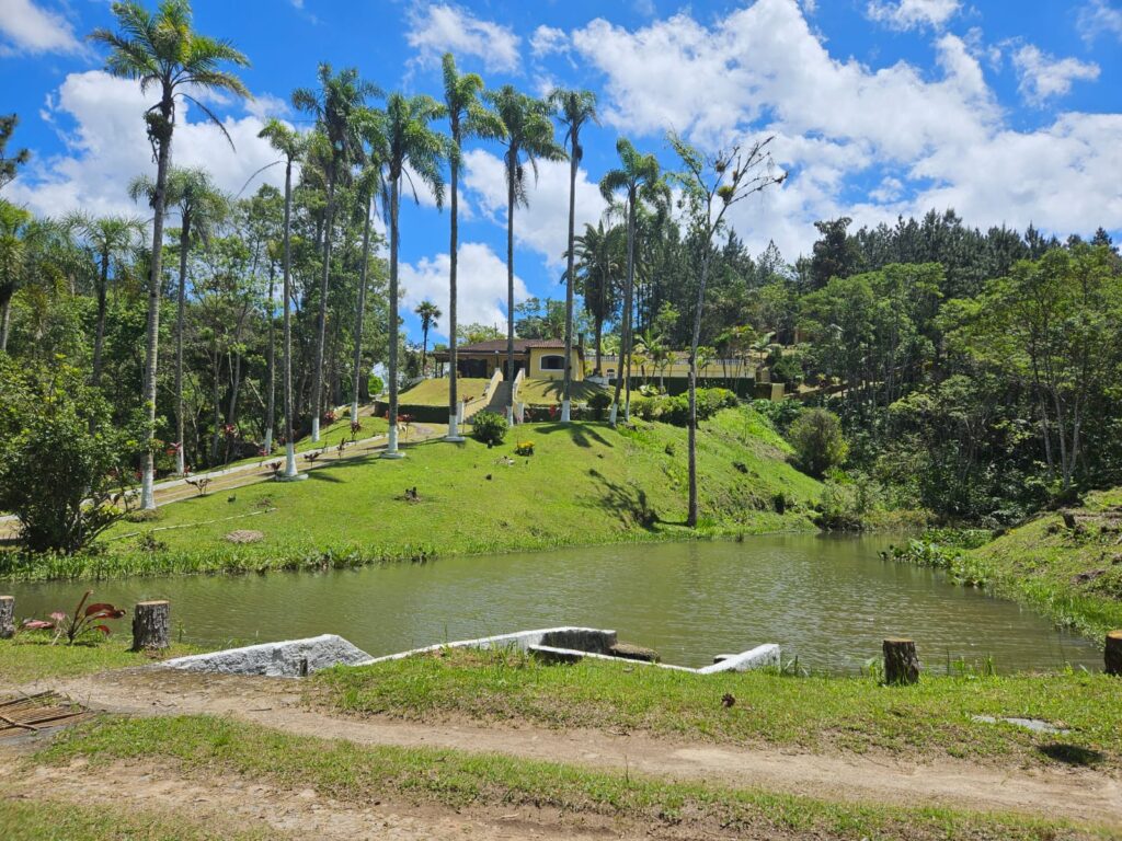 Sítio Embu-Guaçu-SP, com muita água e vista para Mata Atlântica.